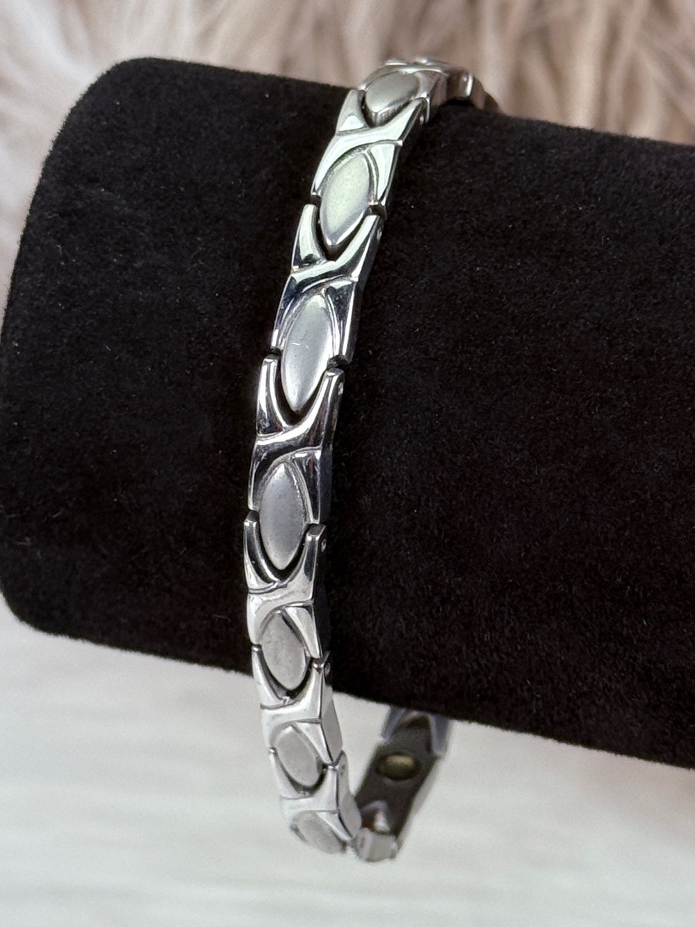 Beautiful sleek Silvertone stainless steel reversible chain bracelet